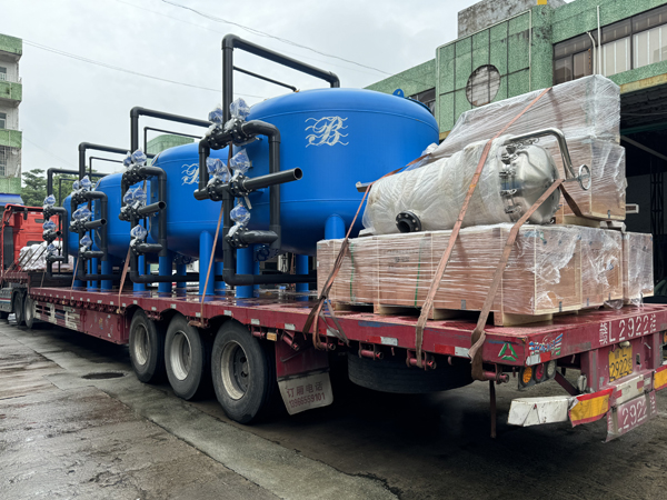出貨啦！兩臺(tái)17米貨車(chē)裝著6個(gè)大罐子的純水系統(tǒng)出貨啦！